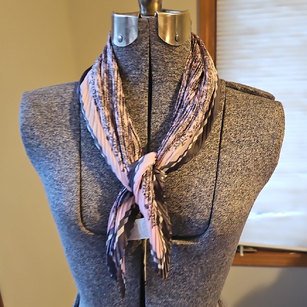 Nuna Lie Pleated Paisley Neckerchief
